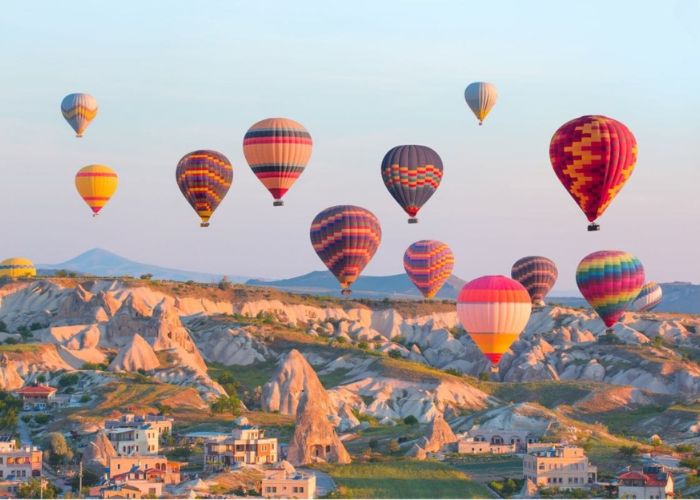Cappadocia nổi tiếng với thung lũng khinh khí cầu. Ảnh: Vietravel