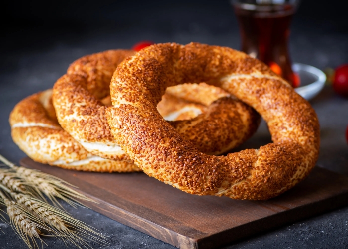 Simit món bánh vòng vừng giòn rụm. Ảnh: scrumdiddlyumptious