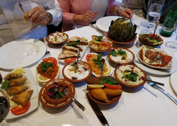 Văn hóa của meze trong bữa ăn. Ảnh: Tripadvisor