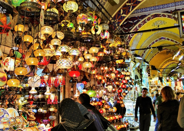 Chợ Thổ Nhĩ Kỳ bán nhiều gốm sứ, đèn lồng. Ảnh: Toàn Việt Travel