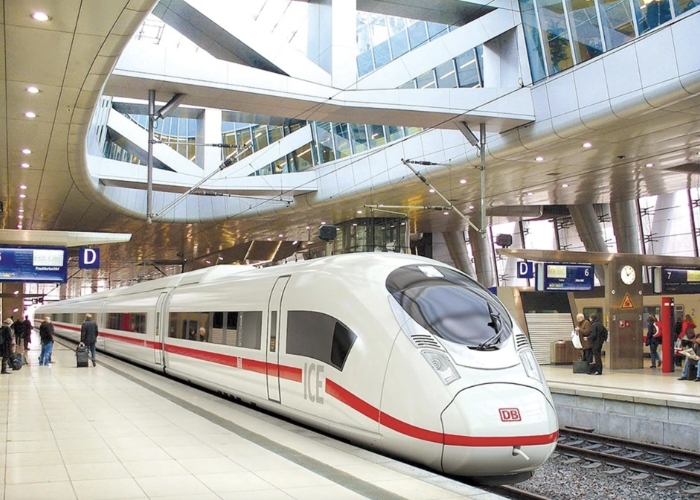 Di chuyển bằng tàu hỏa và tàu cao tốc. Ảnh: Báo Thanh Niên