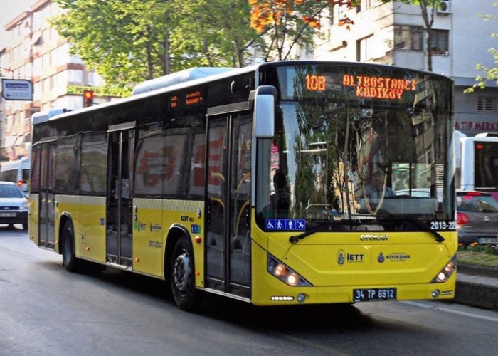 Di chuyển bằng xe buýt đường dài. Ảnh: Merci Tour