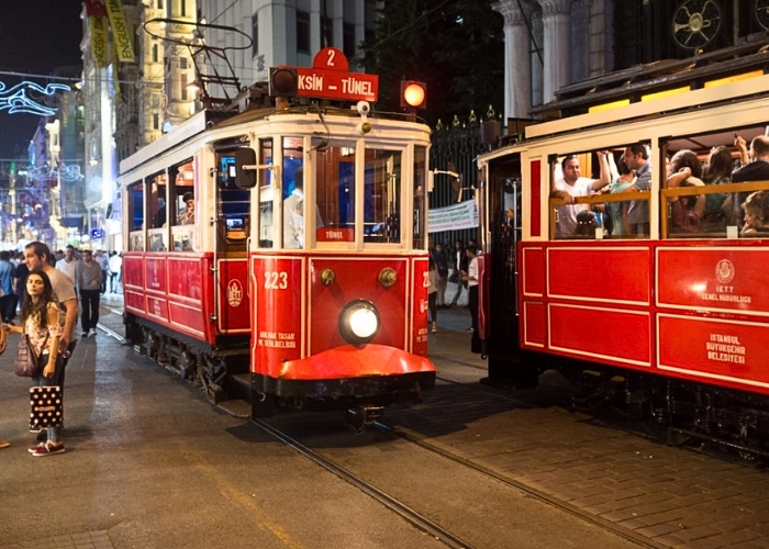 Di chuyển bằng phương tiện công cộng trong thành phố. Ảnh: Viettimes