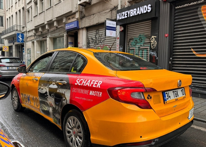 Di chuyển bằng taxi và ứng dụng gọi xe. Ảnh: Tripadvisor