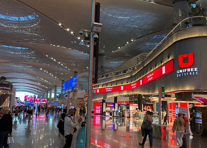 Chọn thời điểm sale lớn trong năm. Ảnh: Tripadvisor