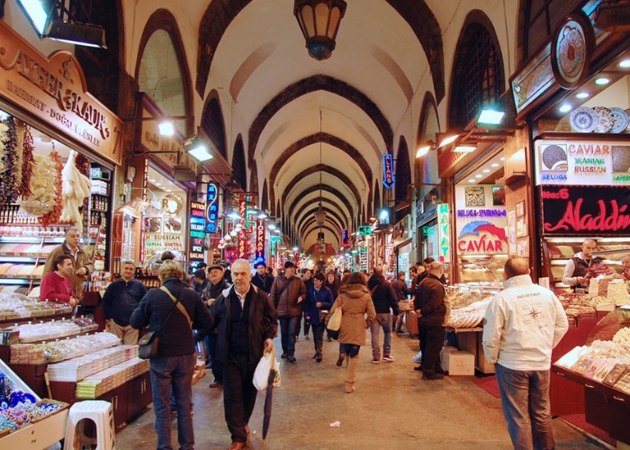 Nên đi mua sắm trong ngày. Ảnh: World Esim