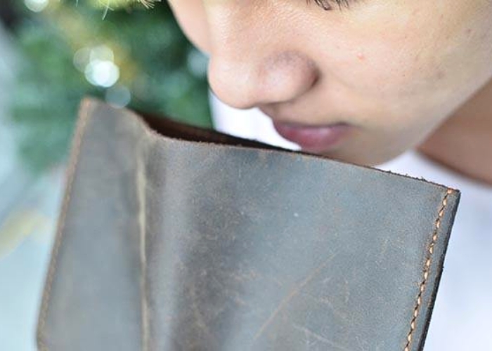 Cách nhận biết đồ da thật. Ảnh: Lavatino