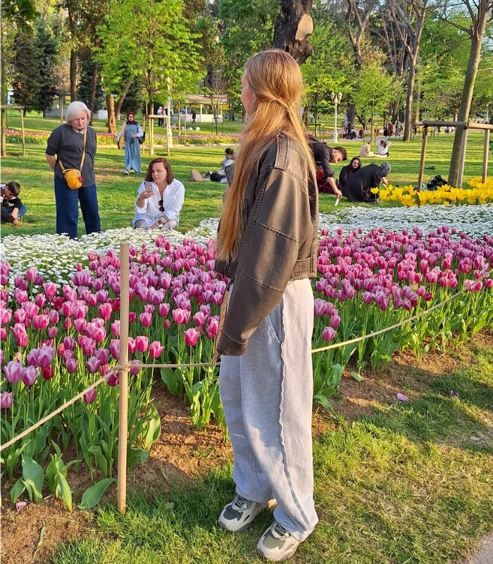 Lựa chọn trang phục phù hợp văn hóa khi đi lễ hội ở Thổ Nhĩ Kỳ. Ảnh: anastasia_korneeva_