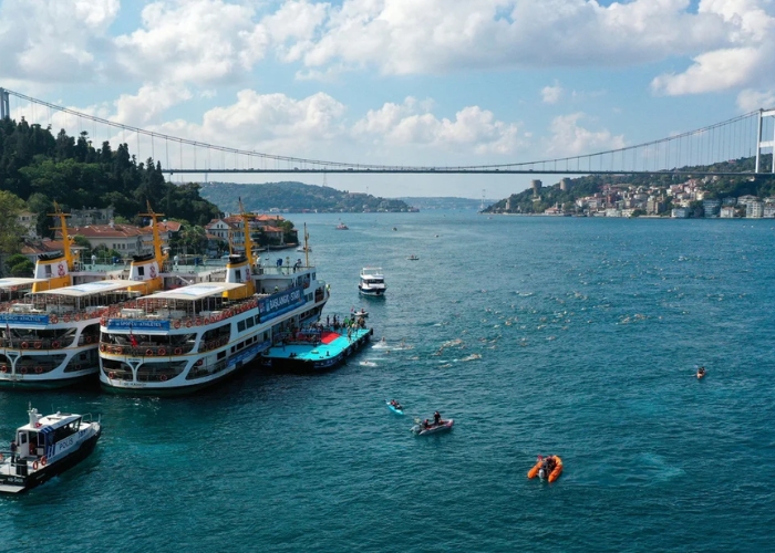 Lễ hội bơi xuyên lục địa Bosphorus. Ảnh: Danviet.vn