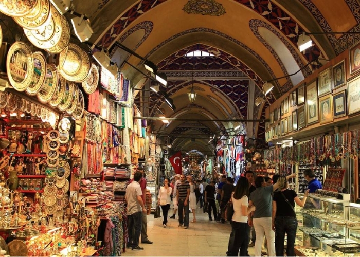 Sự hòa trộn giữa truyền thống và hiện đại trong mua sắm. Ảnh: VietSense Travel