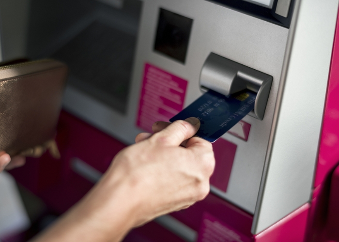 Rút tiền từ ATM tại sân bay Istanbul. Ảnh: Kenh14