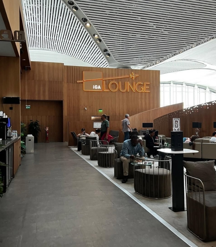 Ăn uống và nghỉ ngơi tại sân bay. Ảnh: dreamamericausa