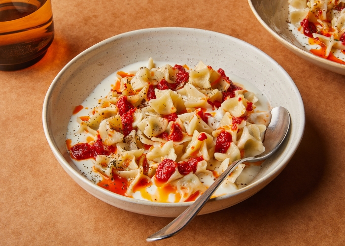 Manti là món bánh truyền thống có hình dáng giống há cảo. Ảnh: Kitchen Stories