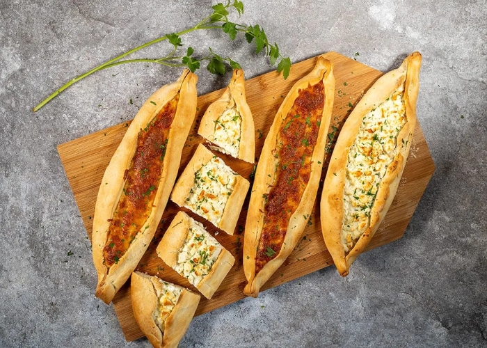 Pide là loại bánh nướng hình thuyền. Ảnh: Ohmydish