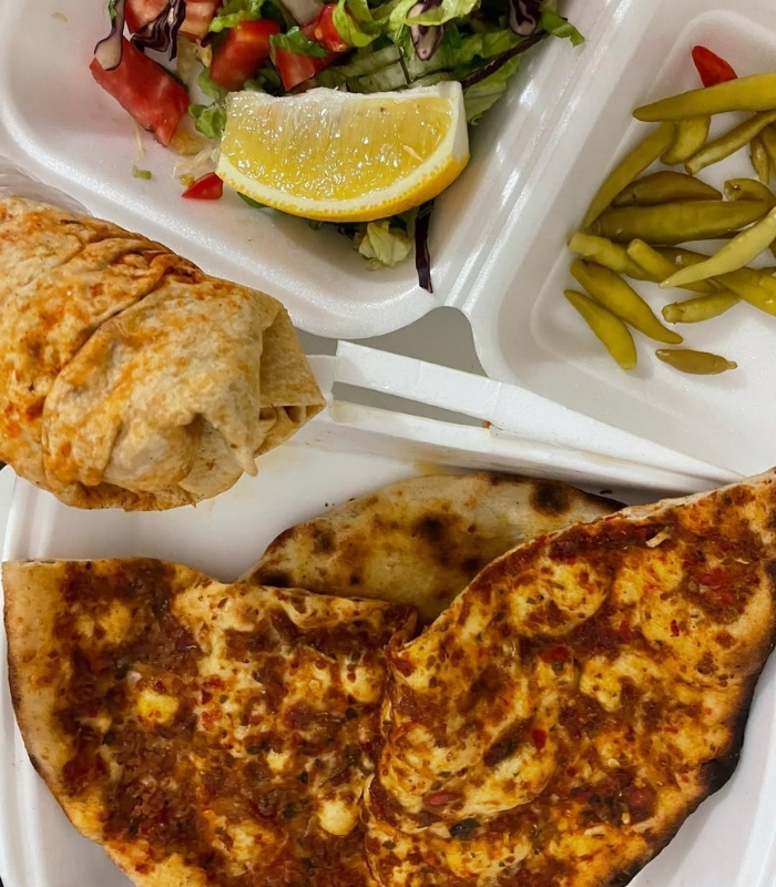 Doner kebab là món ăn đường phố quen thuộc. Ảnh: _lanka.milanka_