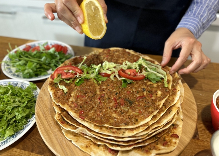 Lahmacun thường được ví như “pizza Thổ Nhĩ Kỳ”. Ảnh: Turkish Food