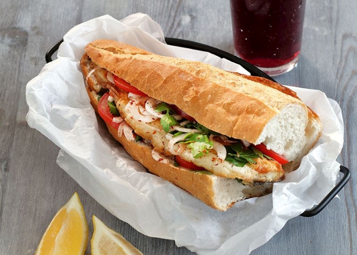 Balik Ekmek là món cá kẹp bánh mì quen thuộc của người dân Istanbul. Ảnh: NEW INN