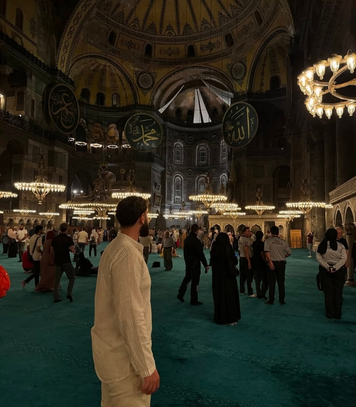 Chụp ảnh và tham quan bên trong Hagia Sophia. Ảnh: zacc.tt