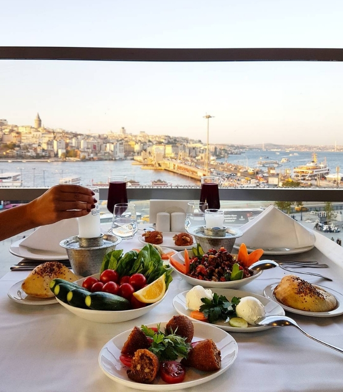 Chia sẻ món ăn cùng bạn bè để trải nghiệm. Ảnh: gezentianne