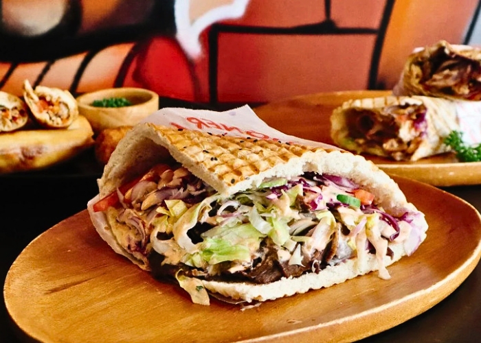 Kebab món bánh mì truyền thống Thổ Nhĩ Kỳ. Ảnh: MIA.vn