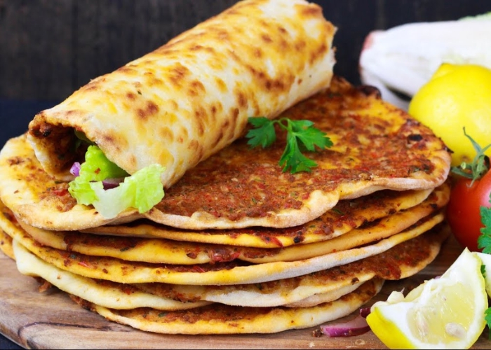 Lahmacun bánh cuộn mỏng nhân thịt. Ảnh: Kenh14