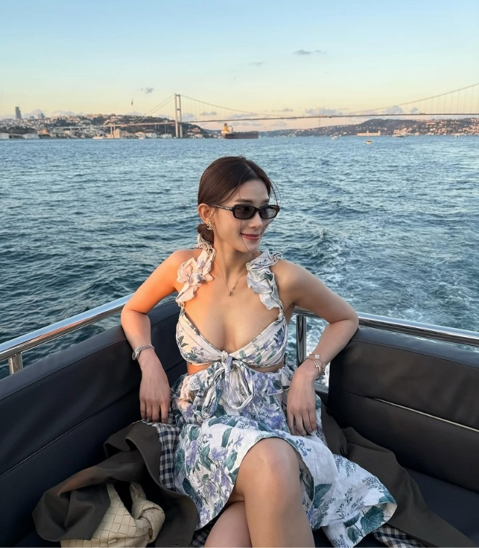 Du thuyền ăn tối kết hợp biểu diễn nghệ thuật. Ảnh: gifttjrn