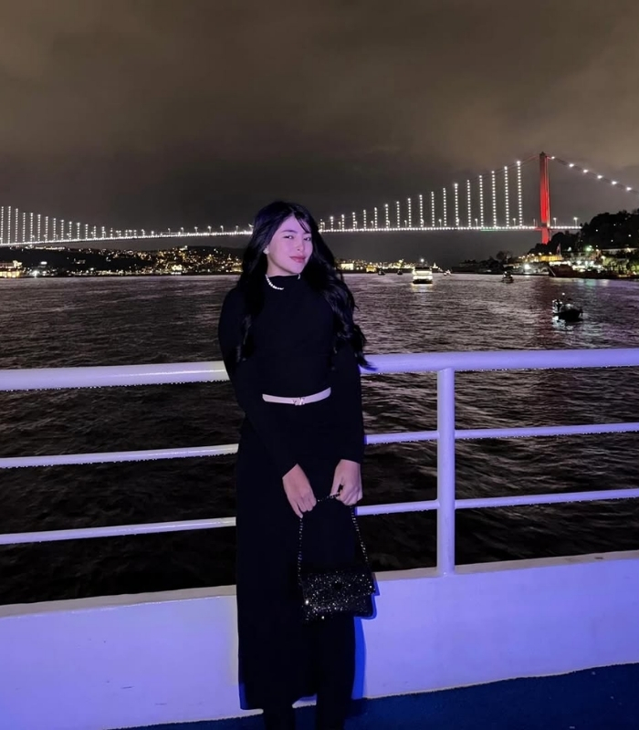 Chiêm ngưỡng các công trình biểu tượng ven bờ. Ảnh: soyjo_ha