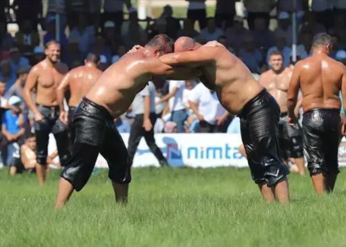 Lễ hội vật dầu Edirne là lễ hội đấu vật truyền thống lâu đời. Ảnh: Vietravel