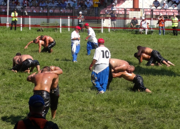 Đấu vật dầu là hình thức thi đấu truyền thống. Ảnh: VietKings