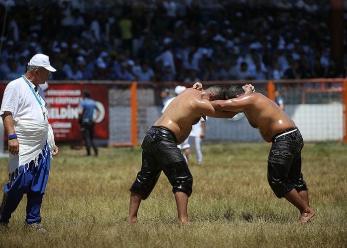 Trang phục truyền thống của các đô vật. Ảnh: A News