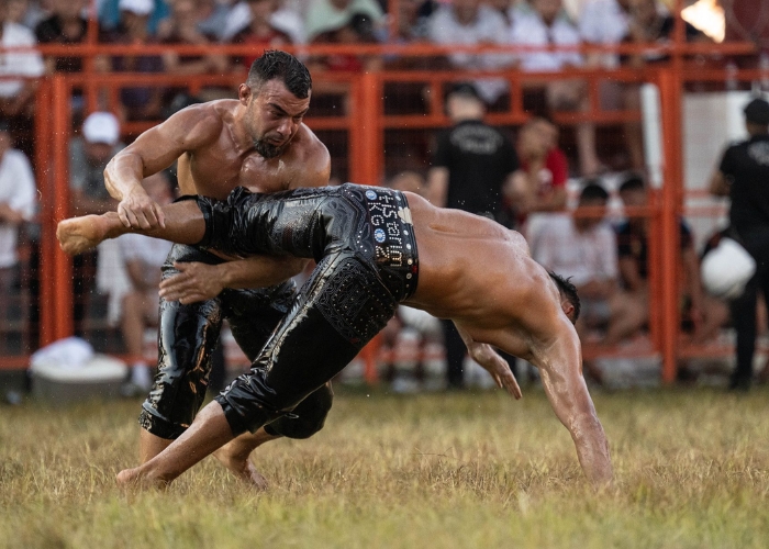 Lễ hội vật dầu Edirne mở đầu bằng nghi lễ khai mạc. Ảnh: CNN