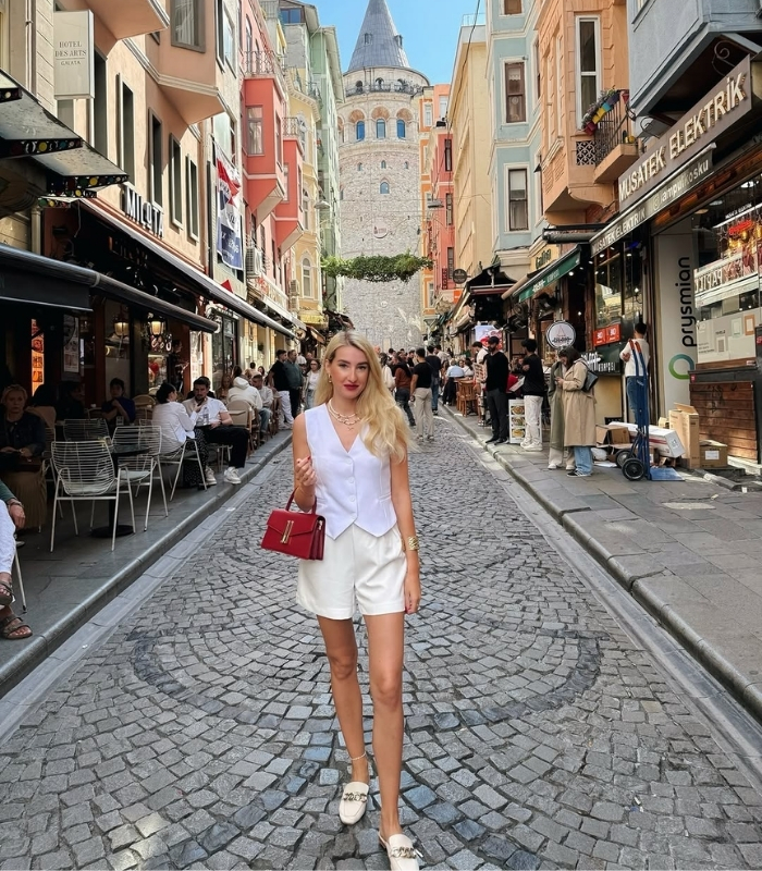 Tháp có đài quan sát ngoài trời nên thời tiết đóng vai trò quan trọng. Ảnh: kseniyaalekseevnaa