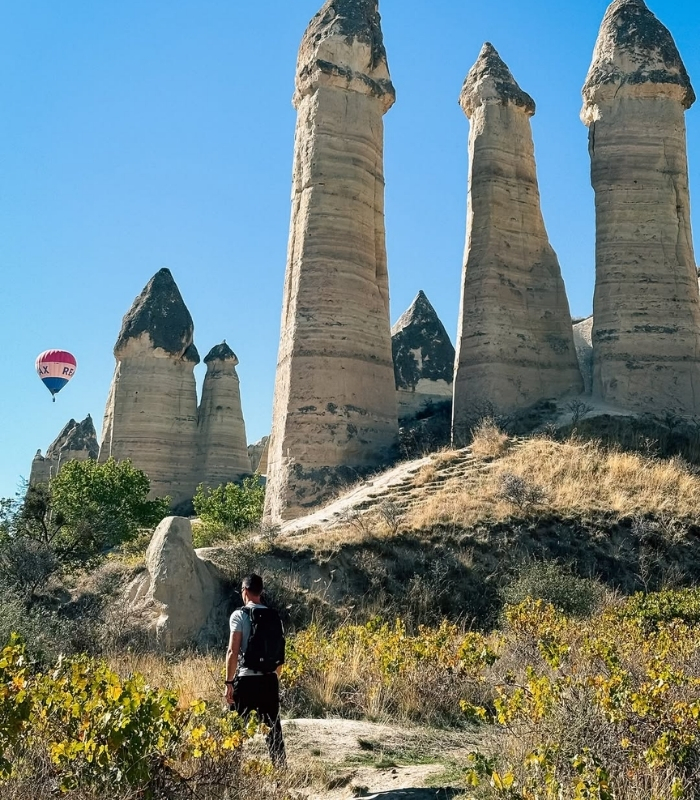 Bay khinh khí cầu ngắm toàn cảnh Cappadocia. Ảnh: the.travellery