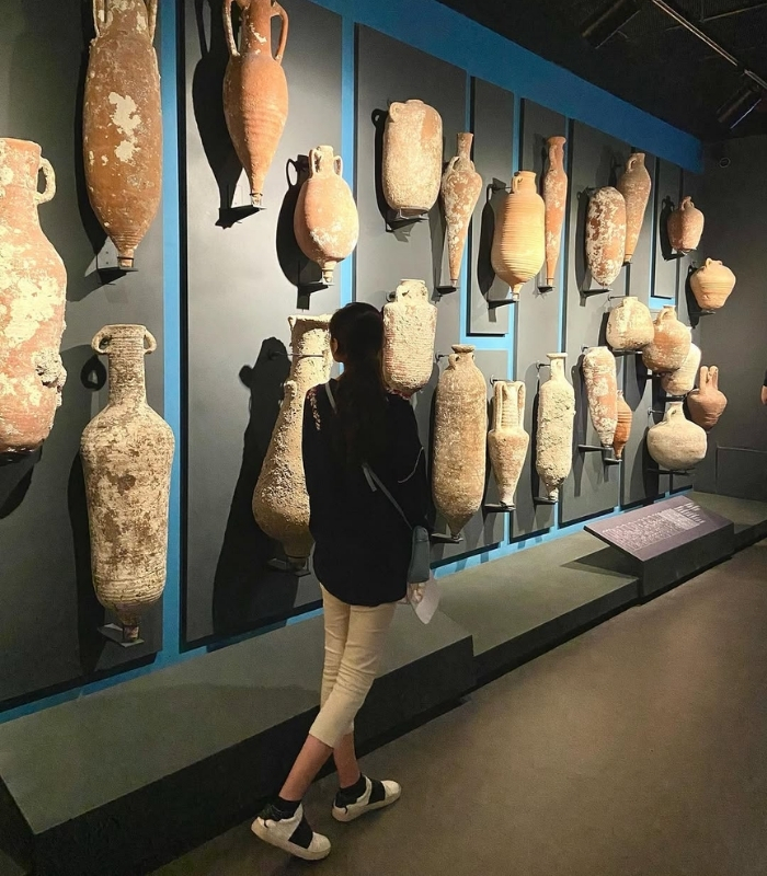 Tham quan Bảo tàng Khảo cổ học Dưới nước. Ảnh: gulminakhann