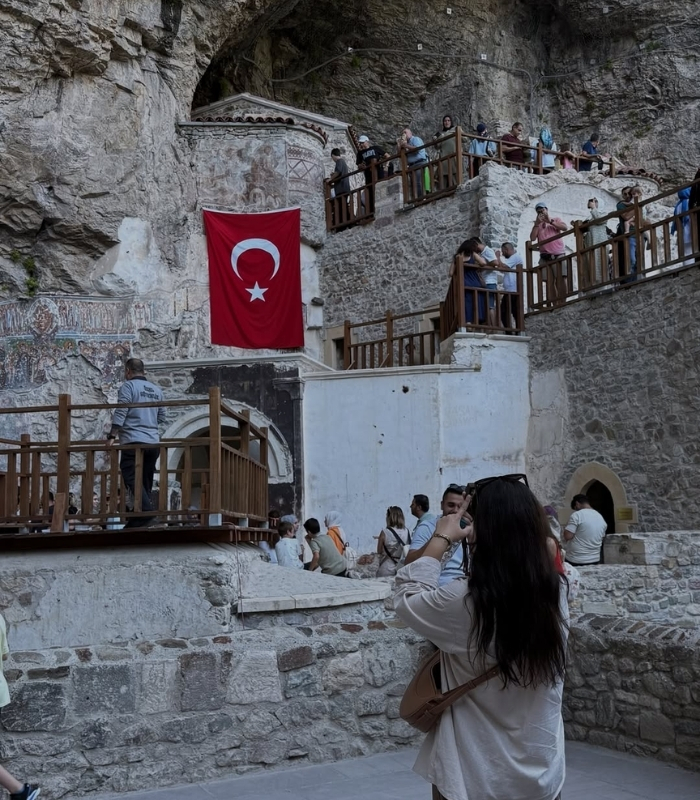 Công trình “treo” trên vách đá. Ảnh: ik.interlude