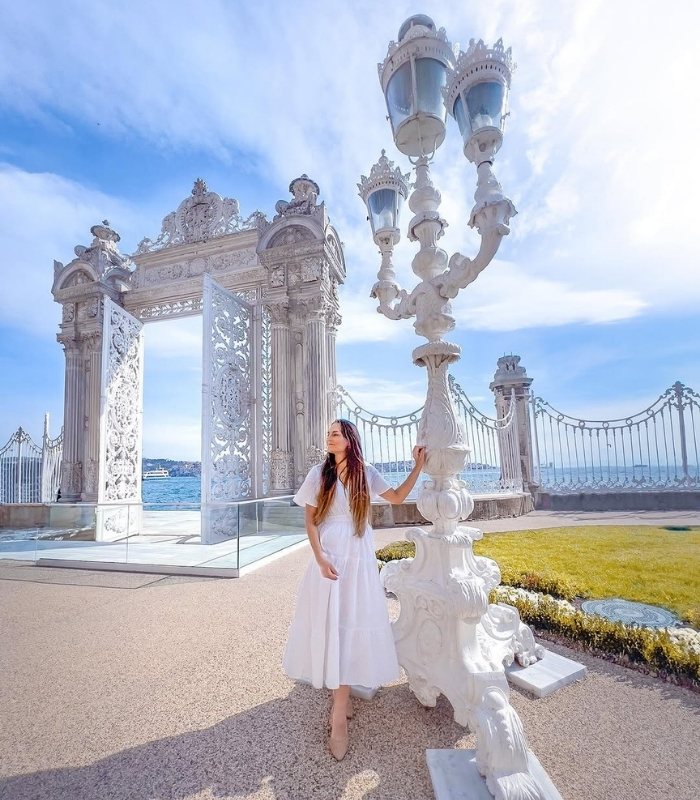 Tháp đồng hồ Dolmabahce. Ảnh: traveling.vivi