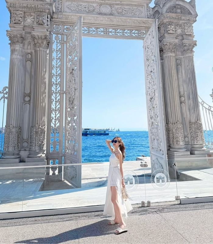 Quy mô ấn tượng của Dolmabahce. Ảnh: yannaho