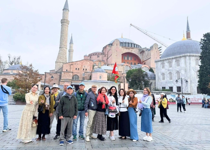 Luôn giữ thái độ tôn trọng và lịch sự. Ảnh: J Travel