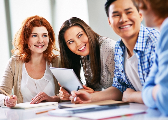 Lịch sự trong giao tiếp. Ảnh: PLanguages