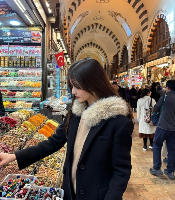 Du khách có thể đến Grand Bazaar bằng nhiều phương tiện. Ảnh: sakura.harukawa
