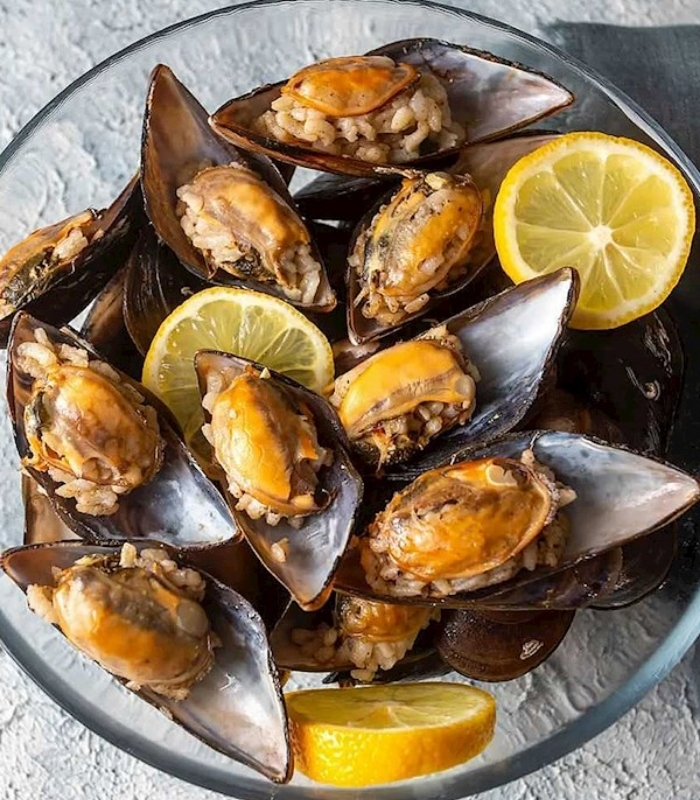 rai nhồi cơm (Midye Dolma). Ảnh: TasteAtlas