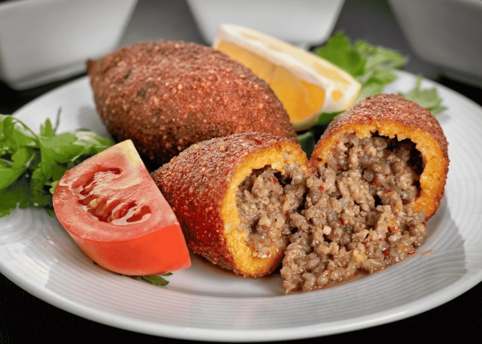 Köfte món thịt viên nướng. Ảnh: DelishGlobe