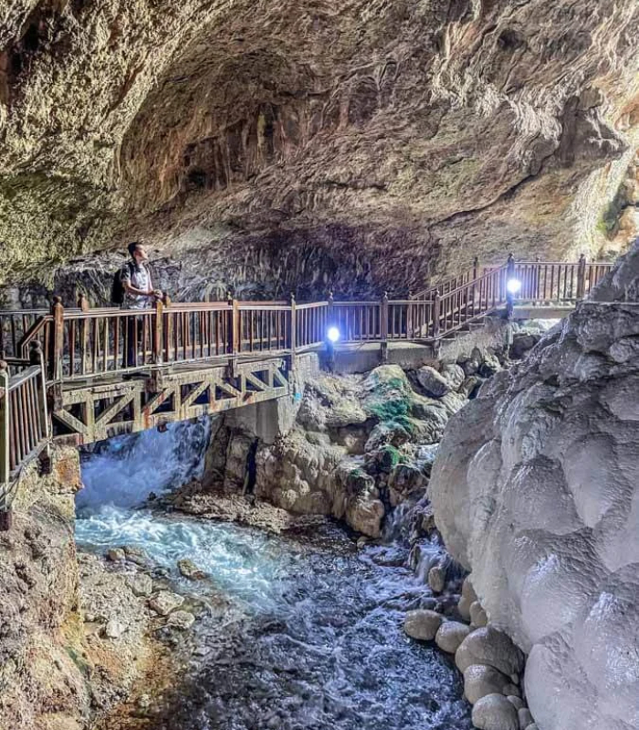 Những bậc đá trắng tương tự Pamukkale. Ảnh: Road