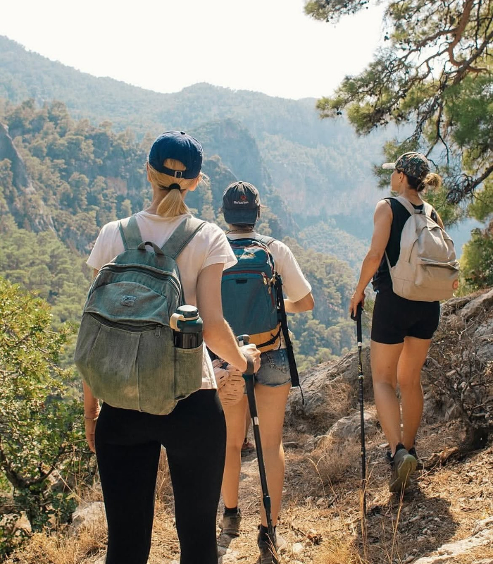 Mang đủ nước và đồ ăn. Ảnh: heritagetravel