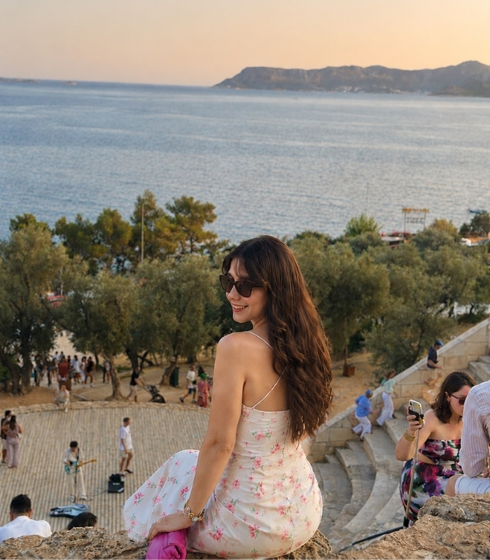 Ngắm hoàng hôn bên bờ biển. Ảnh: arzu.corak
