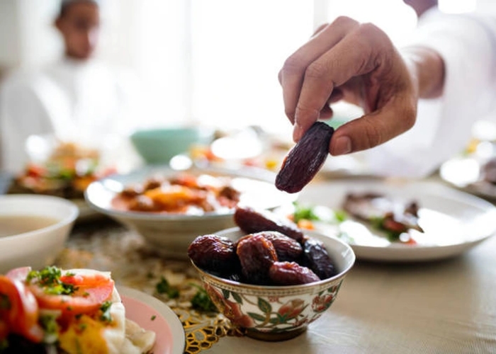 Bữa Iftar và ý nghĩa cộng đồng. Ảnh: Báo Tuổi Trẻ