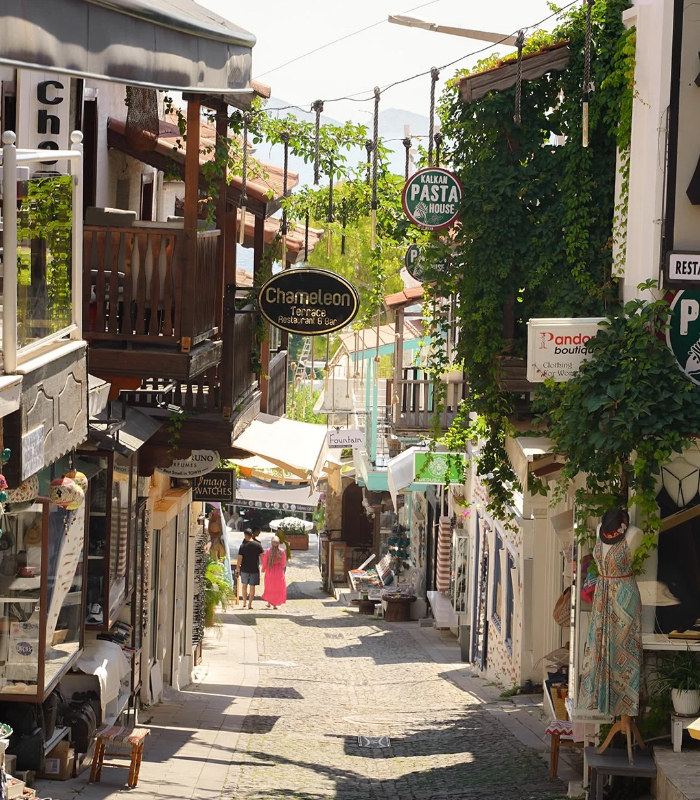Những con phố lát đá và địa hình dốc. Ảnh: goantalya