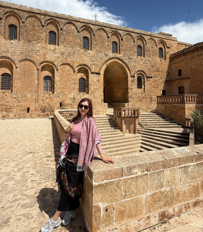 Dành thời gian quan sát kiến trúc. Ảnh: olivetravelmap