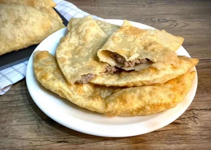 Çibörek món bánh chiên nhân thịt băm. Ảnh: Yemek
